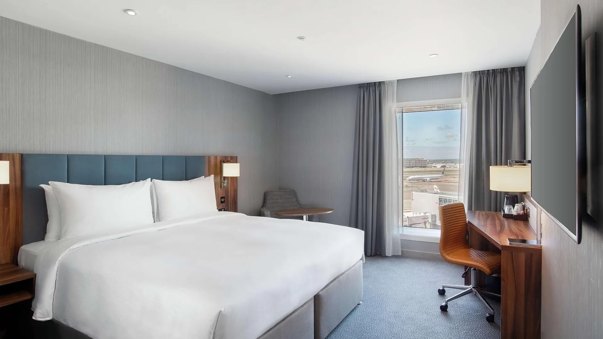 הית'רו Hilton Garden Inn London Heathrow Terminal 2 And 3 4*,