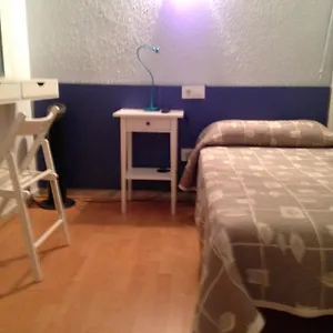 ** בית הארחה Hostal Delfos ספרד